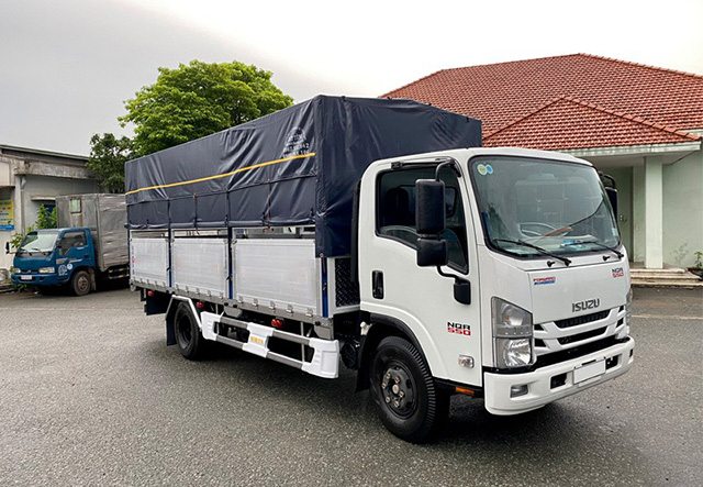 XE TẢI ISUZU NQR75LE4 5 TẤN THÙNG MUI BẠT - Ảnh 2