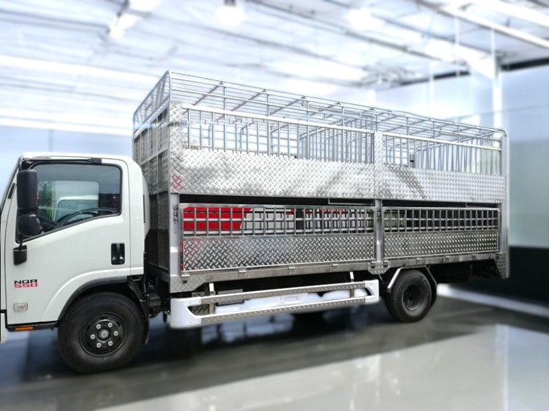 XE TẢI ISUZU NQR75LE4 4 TẤN CHỞ GIA SÚC - Ảnh 3