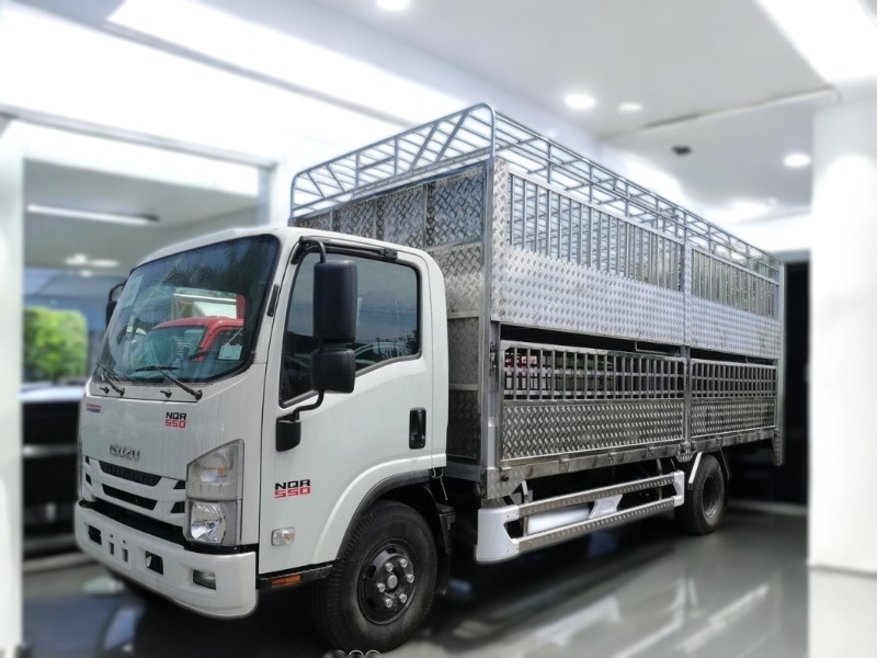 XE TẢI ISUZU NQR75LE4 4 TẤN CHỞ GIA SÚC