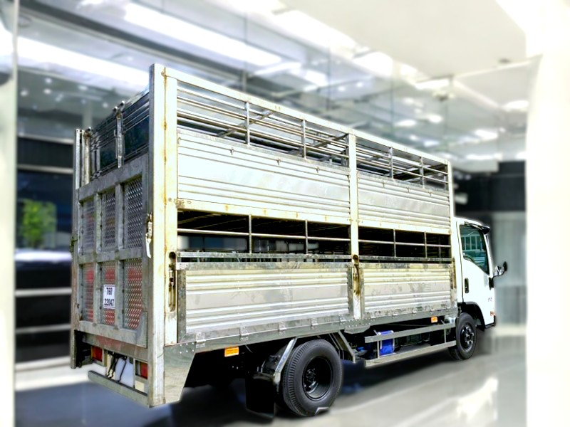 XE TẢI ISUZU NQR75LE4 4 TẤN CHỞ GIA SÚC - Ảnh 4