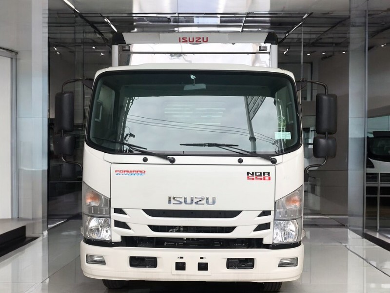 XE TẢI ISUZU NQR75LE4 5.5 TẤN THÙNG KÍN - Ảnh 2