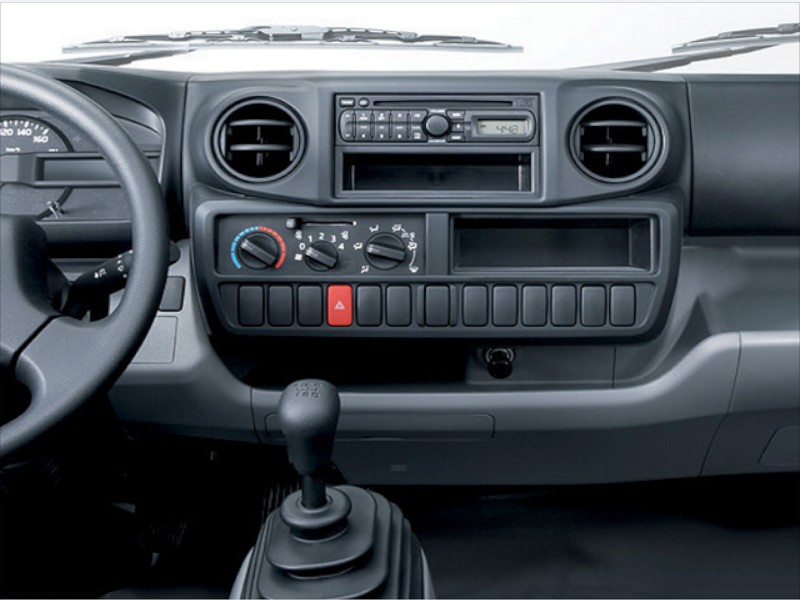 xe-tai-isuzu-nqr75le4-5-tan-thung-cho-gia-cam-bang-dieu-khien