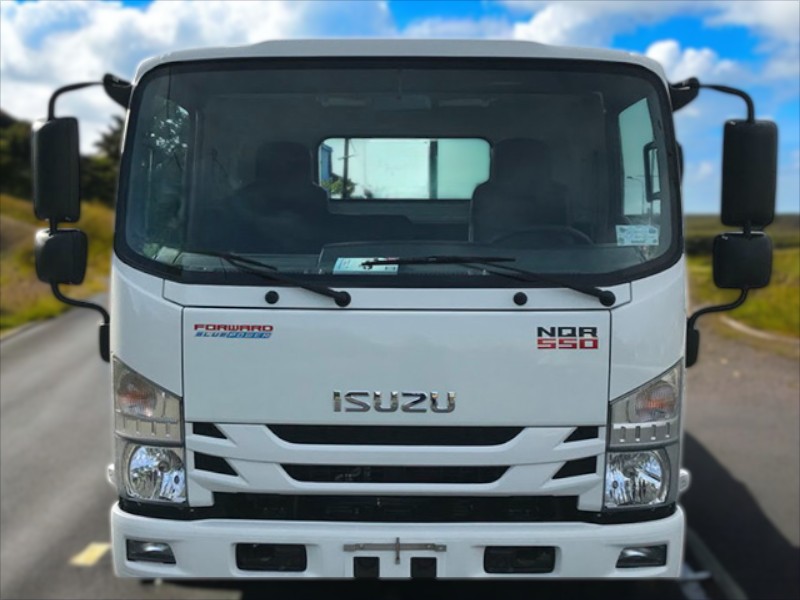xe-tai-isuzu-nqr75le4-5-tan-thung-cho-gia-cam-ca-bin