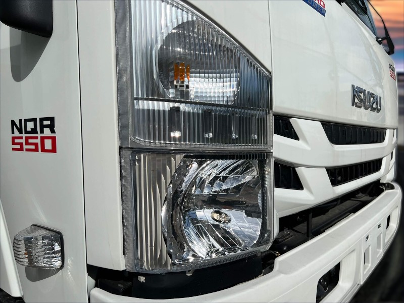 xe-tai-isuzu-nqr75le4-5-tan-thung-cho-gia-cam-den
