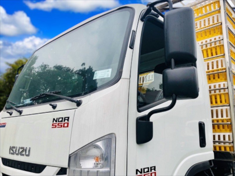 xe-tai-isuzu-nqr75le4-5-tan-thung-cho-gia-cam-guong