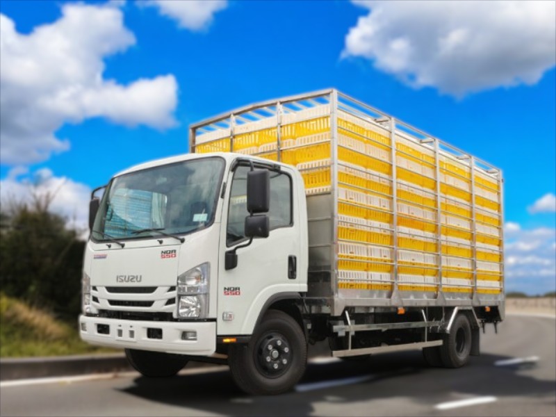 xe-tai-isuzu-nqr75le4-5-tan-thung-cho-gia-cam-ngoai-that-1