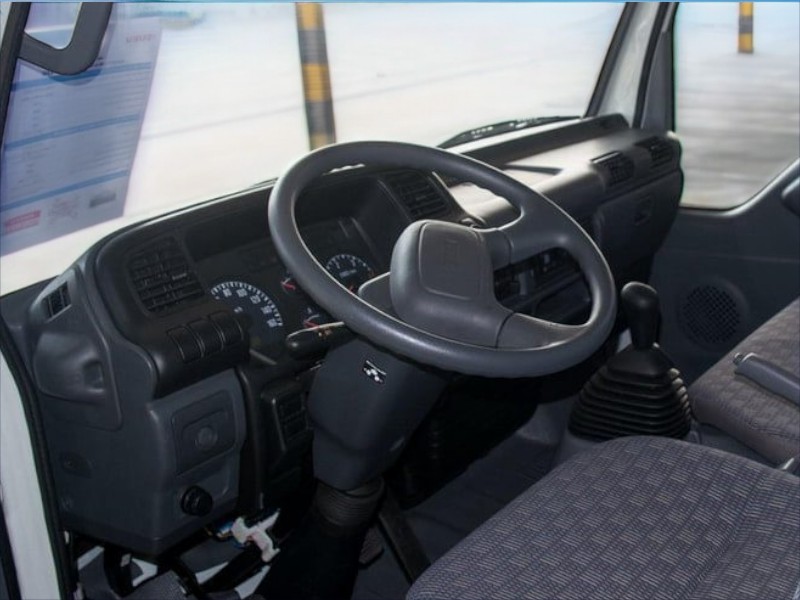 xe-tai-isuzu-nqr75le4-5-tan-thung-cho-gia-vo-lang