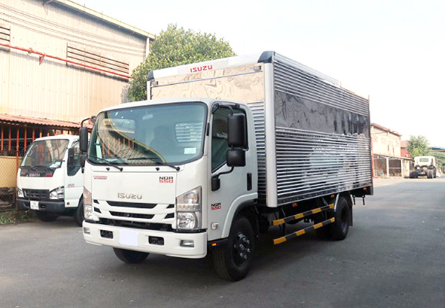 XE TẢI ISUZU NQR75LE4 5 TẤN THÙNG KÍN - Ảnh 3