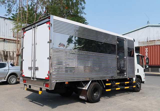 XE TẢI ISUZU NQR75LE4 5 TẤN THÙNG KÍN - Ảnh 5