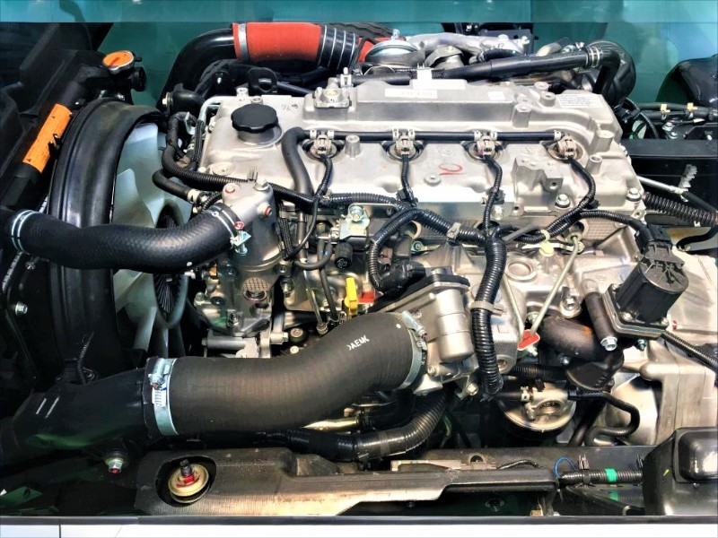 xe-tai-isuzu-nqr75le4-5-tan-thung-mui-bat-bang-dong-co