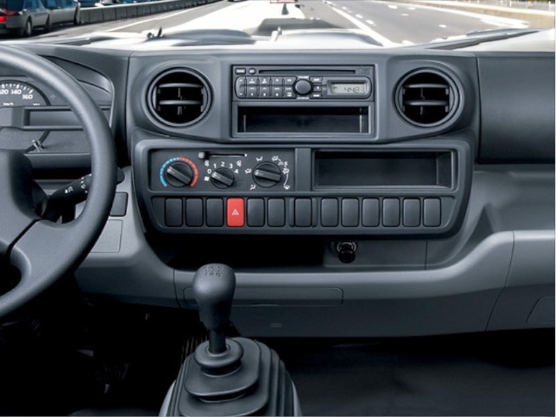 xe-tai-isuzu-nqr75me4-3-2-tan-cho-ga-vit-con-bang-dieu-khien