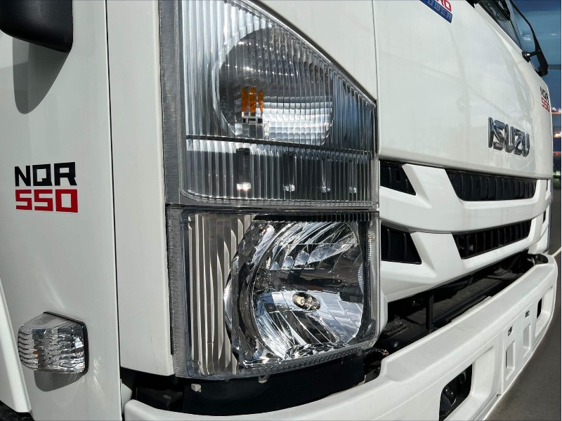 xe-tai-isuzu-nqr75me4-3-2-tan-cho-ga-vit-con-den-1