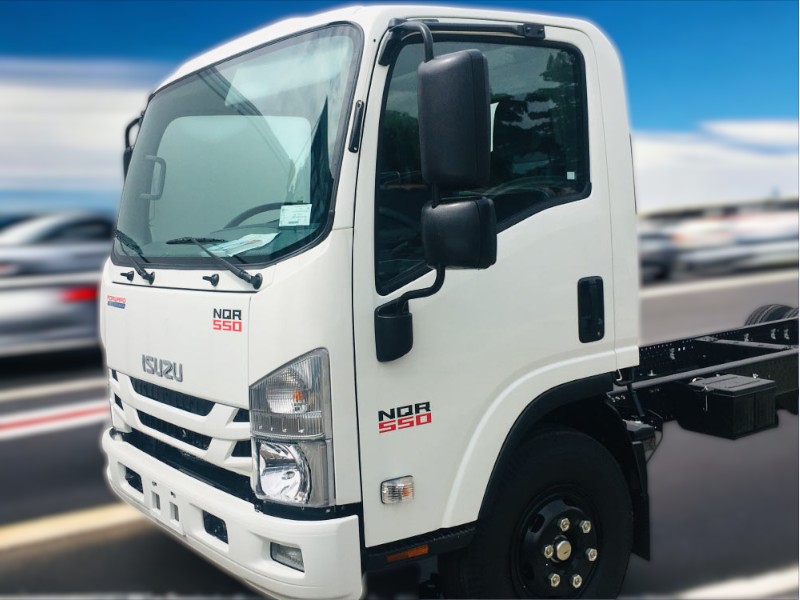 xe-tai-isuzu-nqr75me4-3-2-tan-cho-ga-vit-con-den
