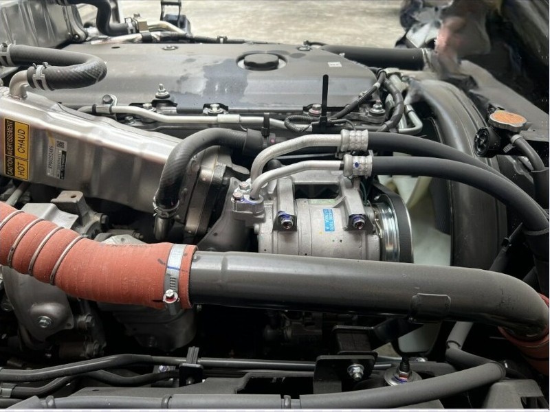 xe-tai-isuzu-nqr75me4-3-2-tan-cho-ga-vit-con-dong-co