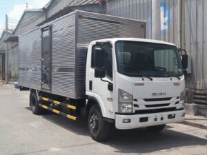 XE TẢI ISUZU NQR75ME4 4.9 TẤN THÙNG KÍN BỬNG NÂNG