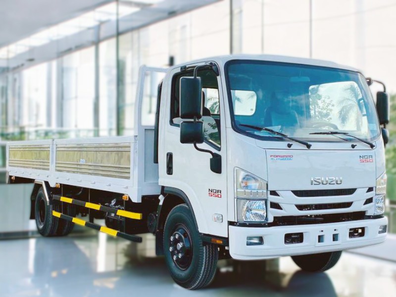 XE TẢI ISUZU NQR75ME4 5.5 TẤN THÙNG LỬNG