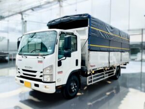 XE TẢI ISUZU NQR75ME4 5 TẤN THÙNG MUI BẠT