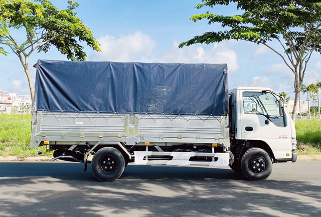 XE TẢI ISUZU QKR77HE4 2.4 TẤN THÙNG MUI BẠT - Ảnh 4