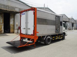 XE TẢI ISUZU QKR77HE4 2.1 TẤN THÙNG KÍN BỬNG NÂNG