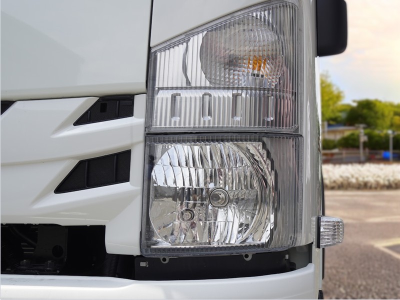 xe-tai-isuzu-qkr77he4-2-4-tan-cho-ga-vit-den-xe