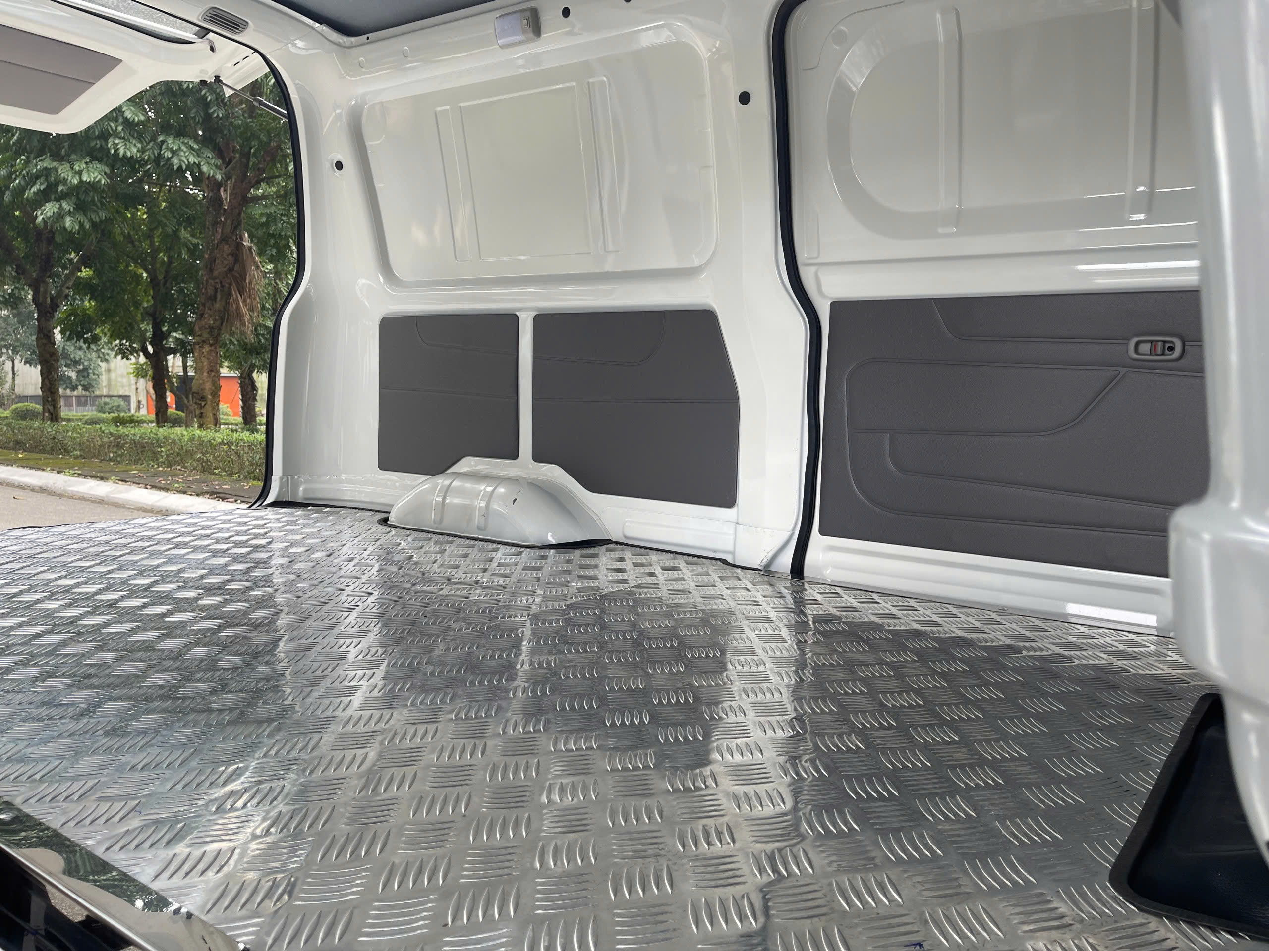 Xe Tải Van Veam V2 (945Kg) – Siêu Van Nội Đô: Thùng Dài 2.5M, An Toàn Tuyệt Đối Với ABS+EBD - Ảnh 9