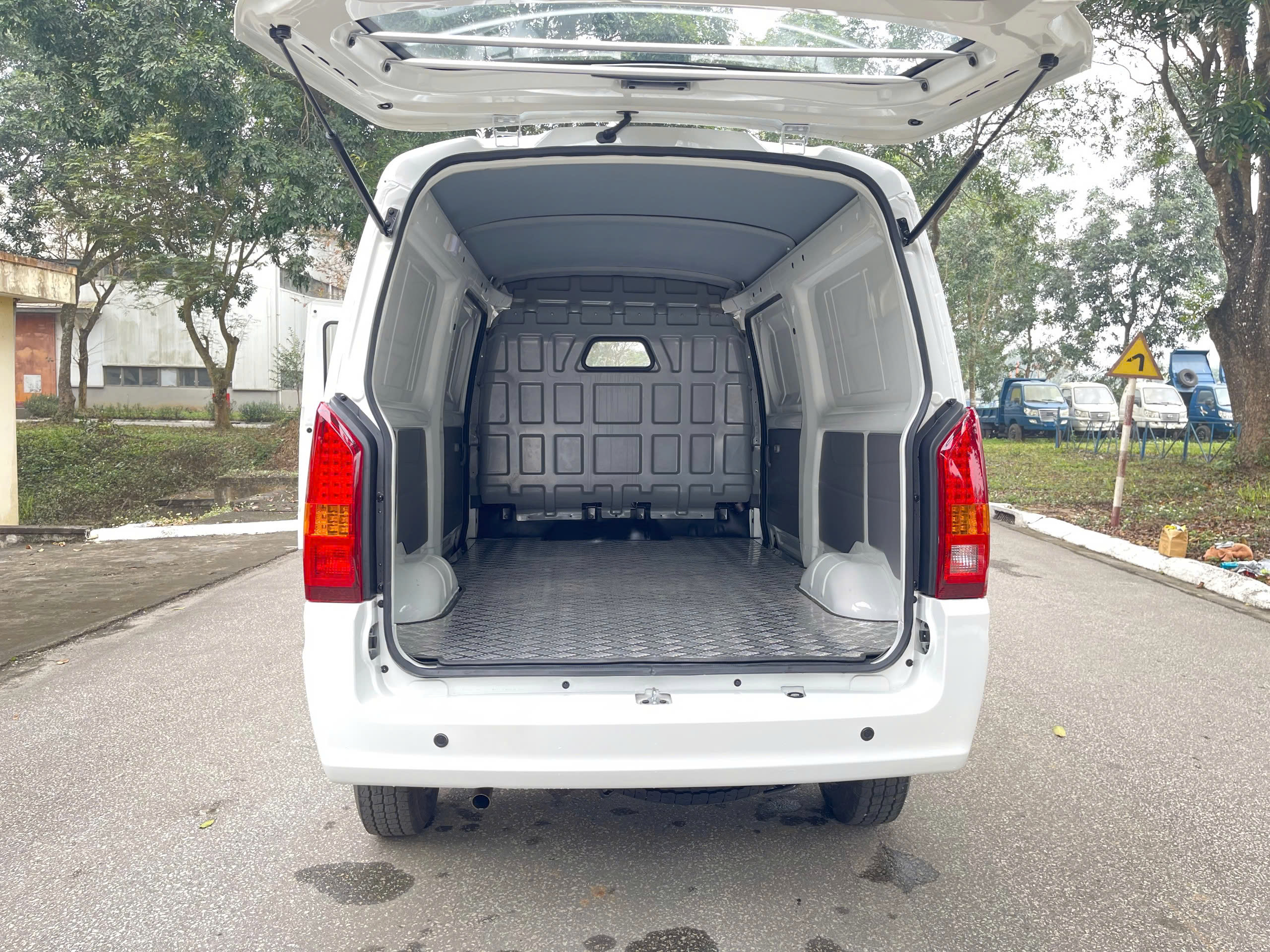 Xe Tải Van Veam V2 (945Kg) – Siêu Van Nội Đô: Thùng Dài 2.5M, An Toàn Tuyệt Đối Với ABS+EBD - Ảnh 5
