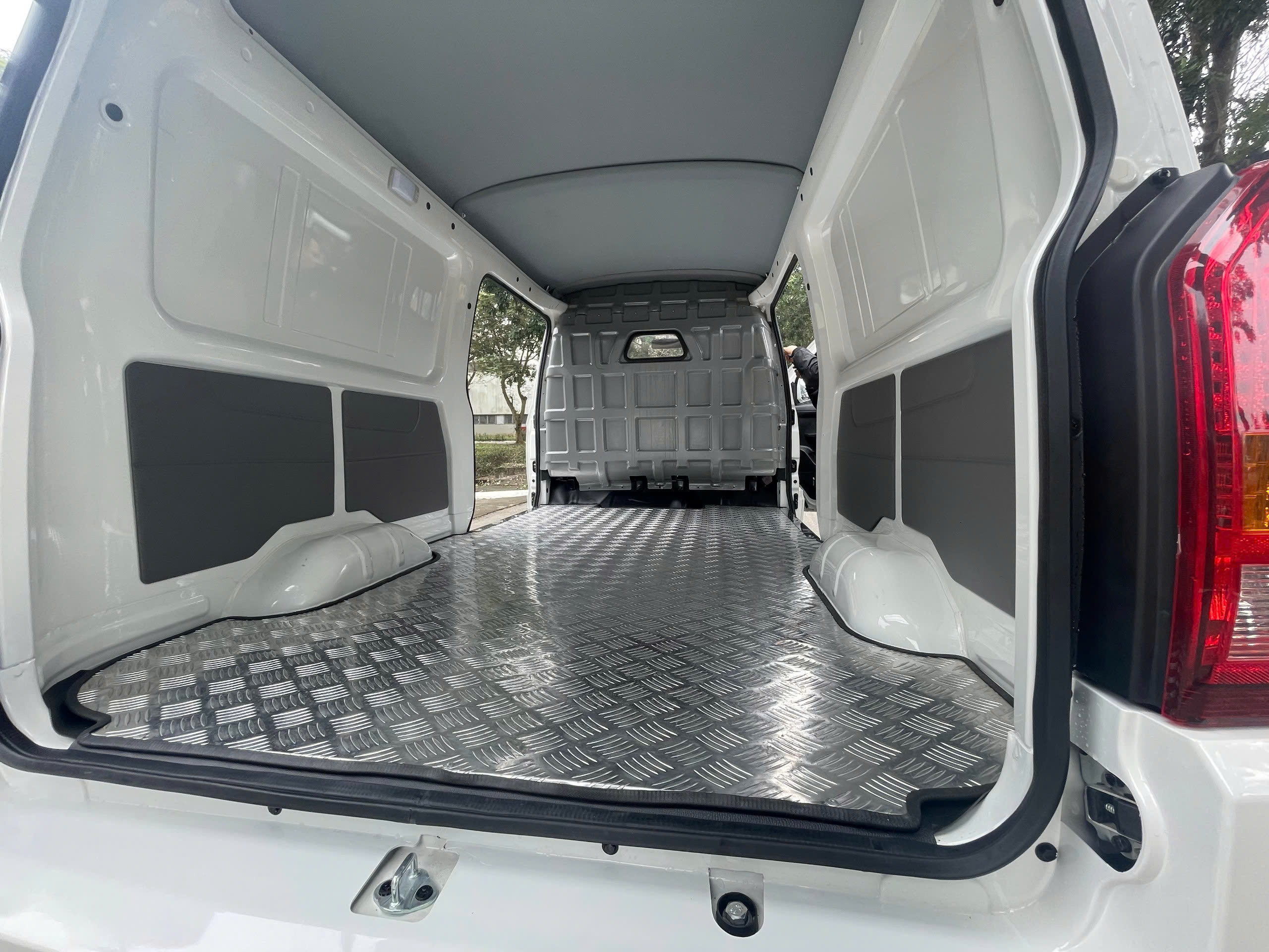 Xe Tải Van Veam V2 (945Kg) – Siêu Van Nội Đô: Thùng Dài 2.5M, An Toàn Tuyệt Đối Với ABS+EBD - Ảnh 11