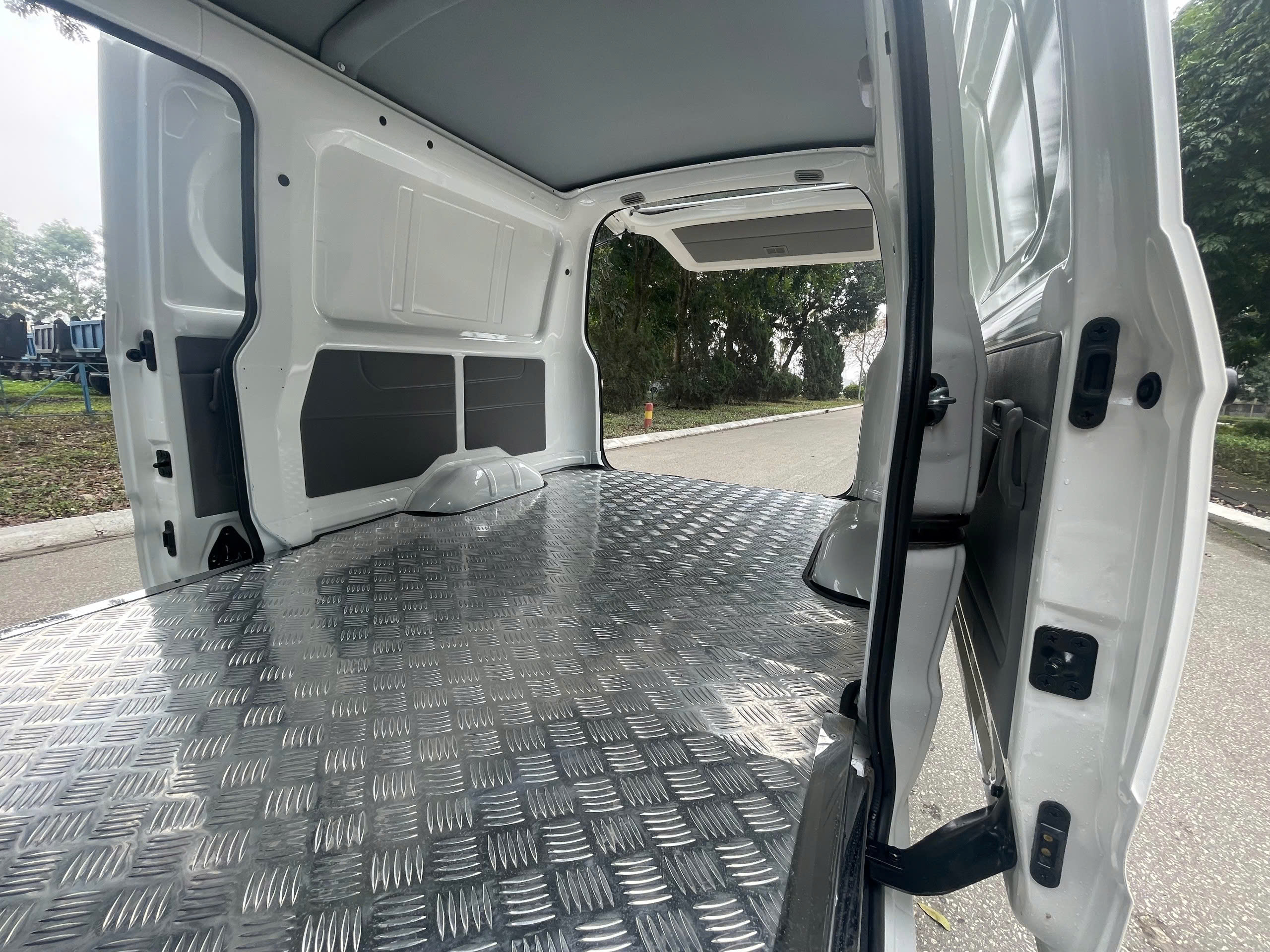 Xe Tải Van Veam V2 (945Kg) – Siêu Van Nội Đô: Thùng Dài 2.5M, An Toàn Tuyệt Đối Với ABS+EBD - Ảnh 13