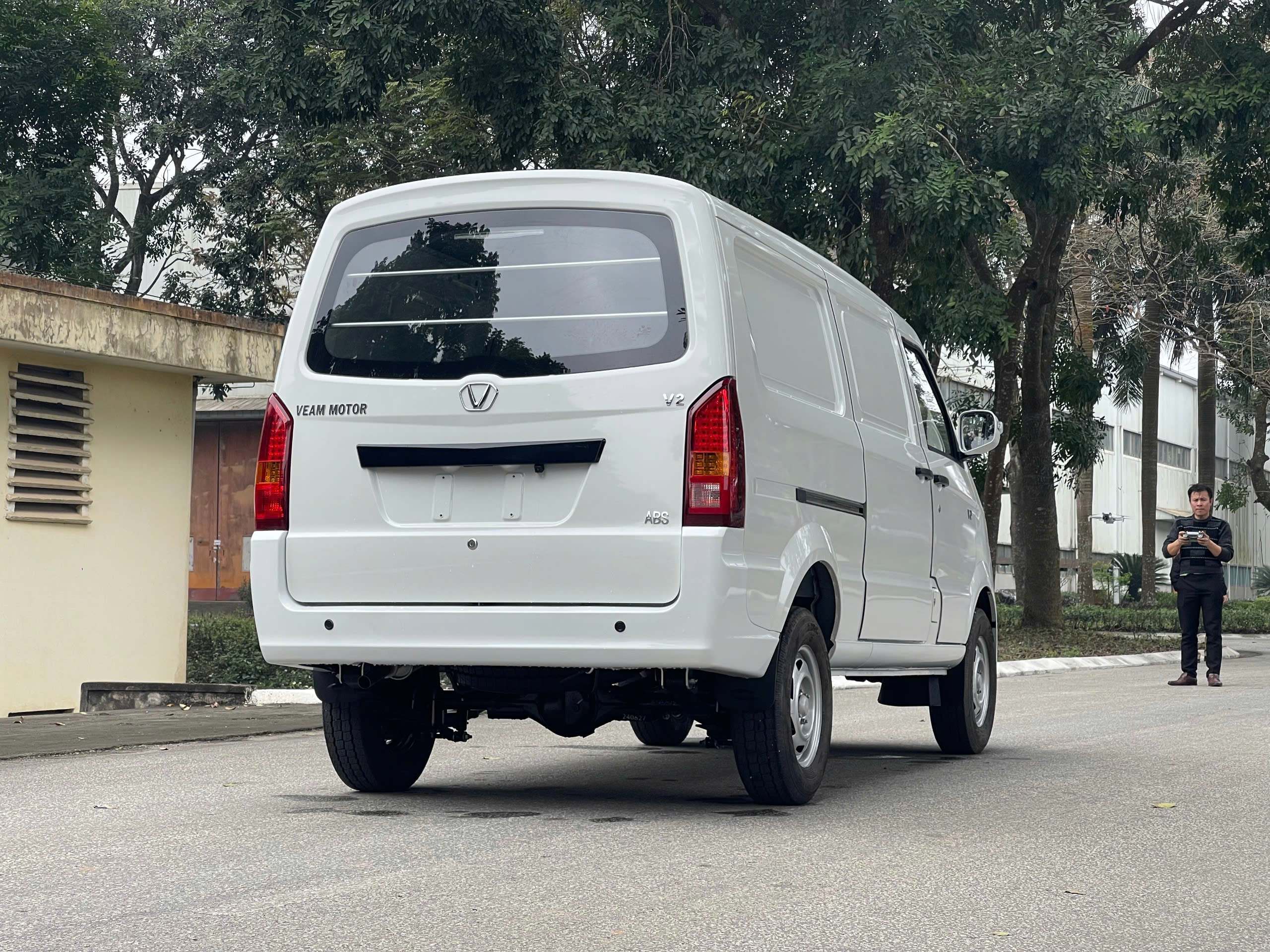 Xe Tải Van Veam V2 (945Kg) – Siêu Van Nội Đô: Thùng Dài 2.5M, An Toàn Tuyệt Đối Với ABS+EBD - Ảnh 4