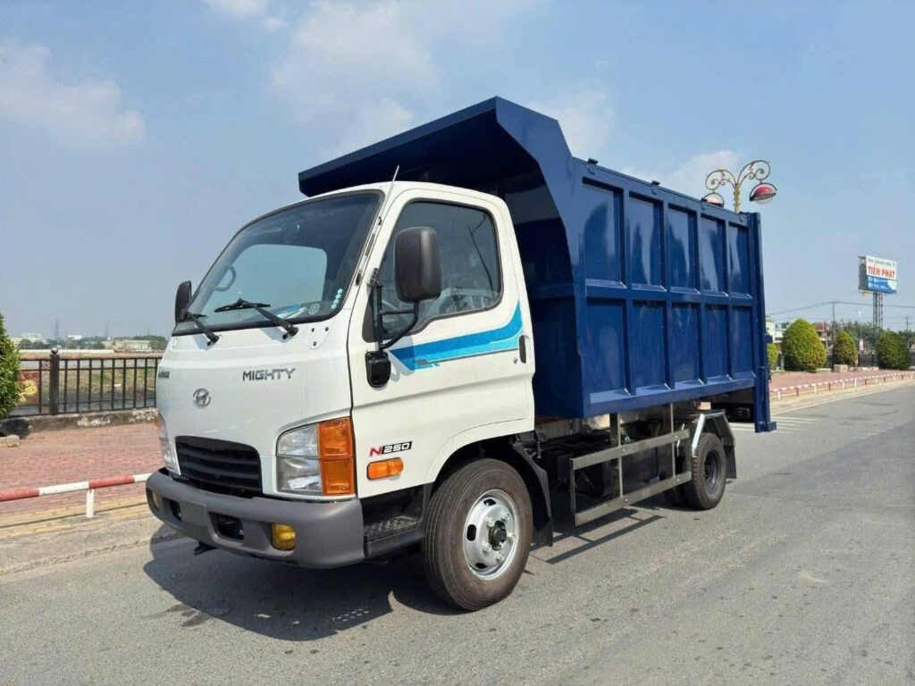 Cập nhật chi phí lăn bánh xe chở rác Hyundai 8 khối (8m3) mới nhất 2026. Đóng thùng cuốn ép rác chuyên dụng
