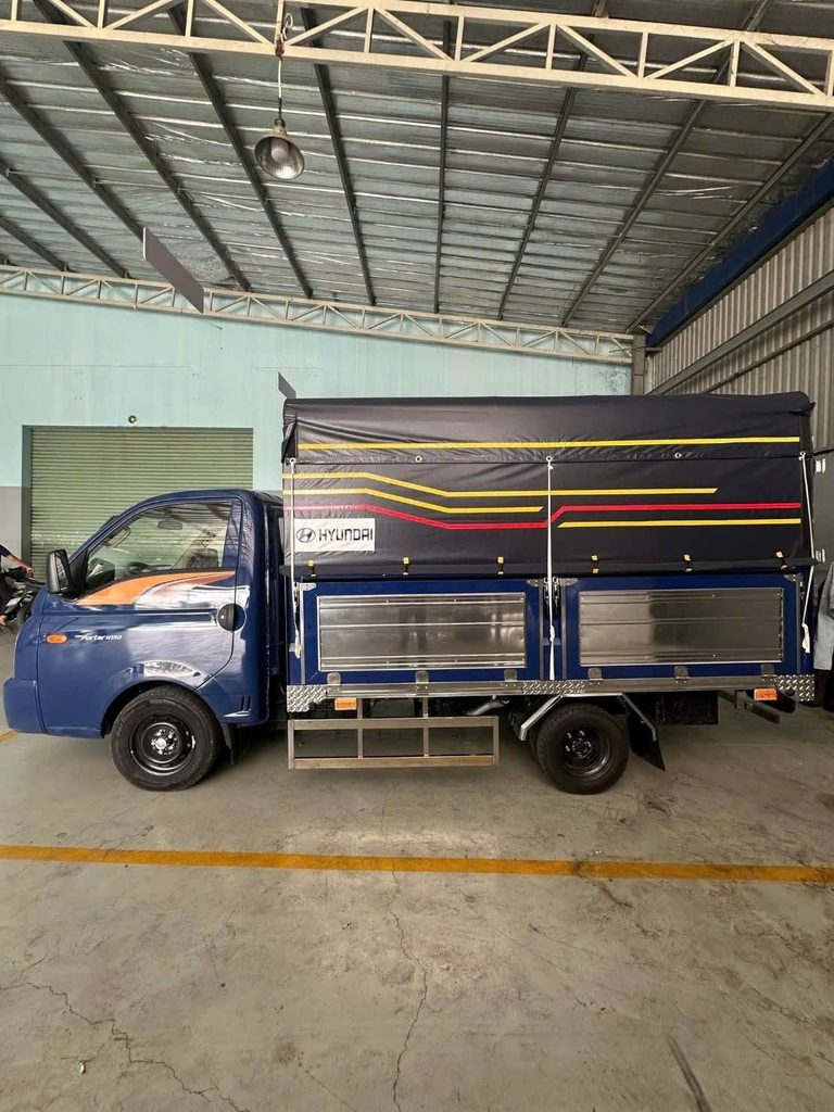 Mua xe tải Hyundai H150 thùng bạt inox 1.5 tấn tại Đông Hải Ô Tô. Động cơ Turbo mạnh mẽ, thùng inox 304 chống gỉ sét tối ưu, hỗ trợ trả góp 80%. Nhận báo giá ngay!